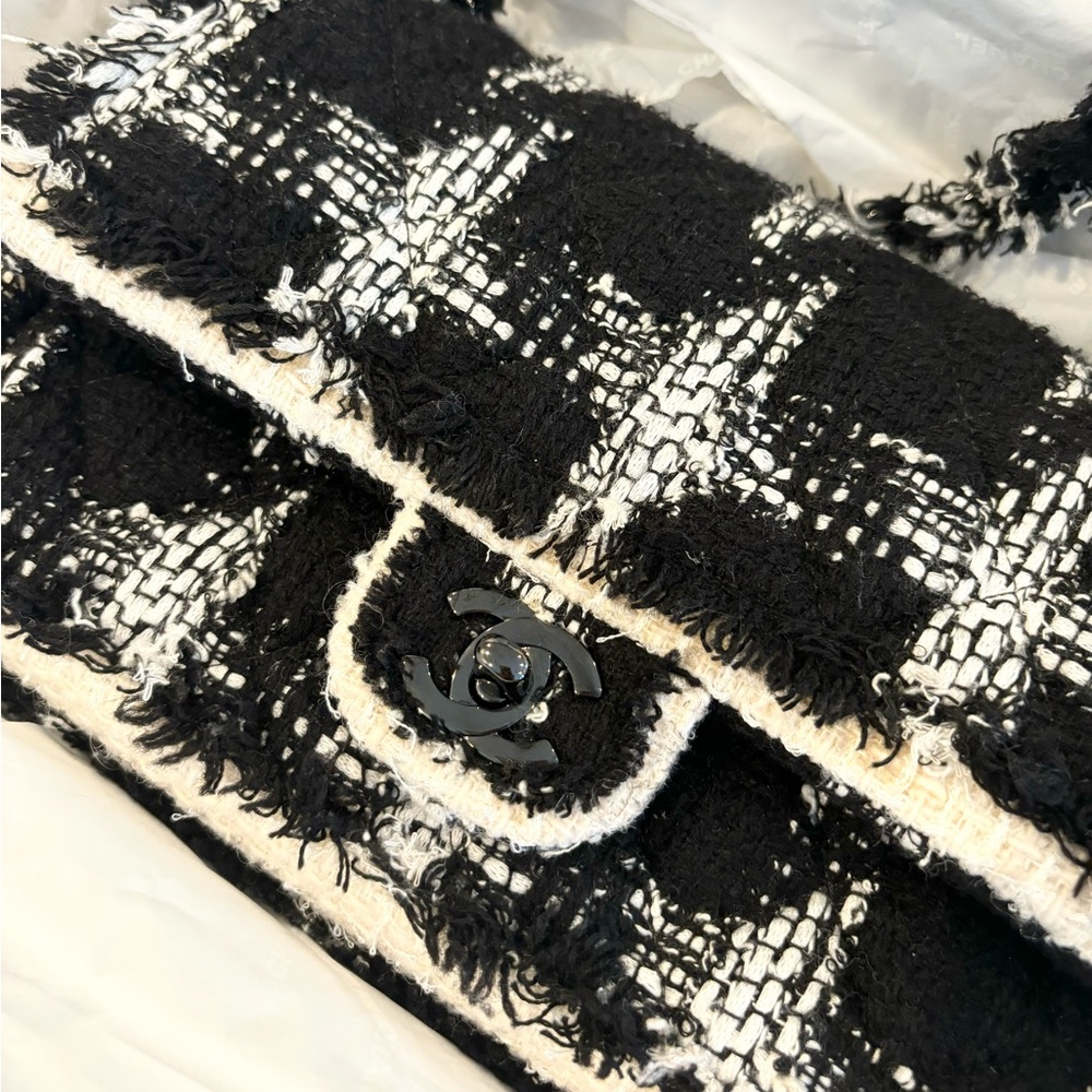 Like New Chanel Medium Classic Flap in Tweed - Picture 5 of 11